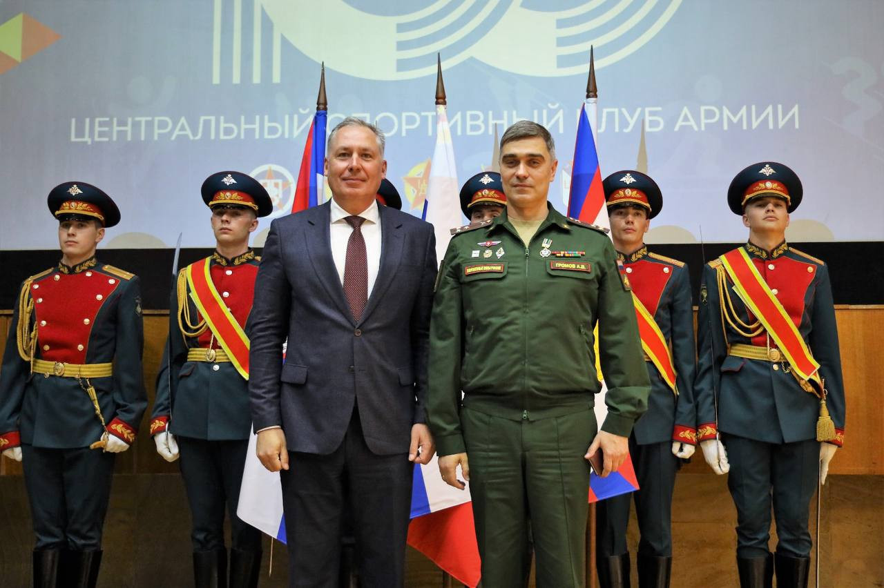 Exclusive: Pozdnyakov presents special Russian Olympic Committee award to country's army club