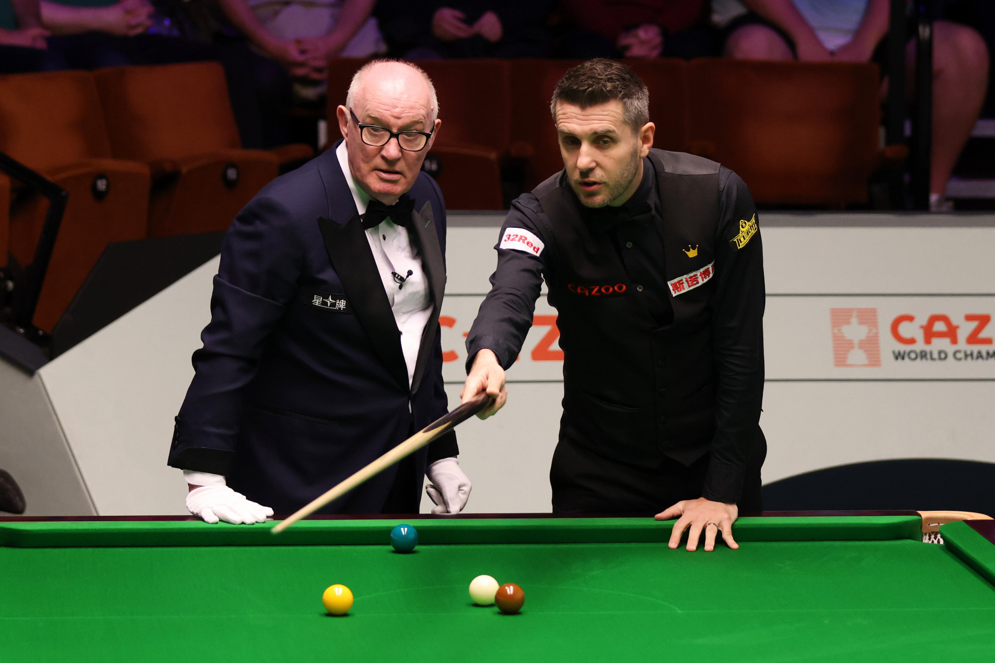 England's four-time winner Mark Selby, right, played in a hard-fought semi-final against Northern Ireland's Mark Allen ©Getty Images