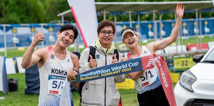 South Korea's Kim Sun-woo, right, and Seo Chang-wan, left, won the mixed relay at the UIPM Pentathlon World Cup in Budapest ©UIPM/Virág Buza