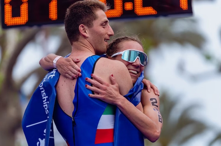 Giorgia Priarone, right, and Samuele Anglini, left, embrace after winning duathlon 2x2 mixed relay gold ©World Triathlon