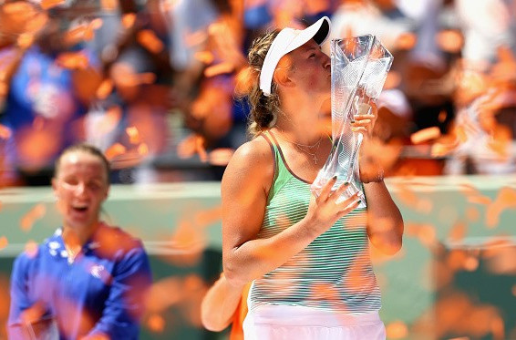 Victoria Azarenka celebrates her Miami Open victory ©Getty Images