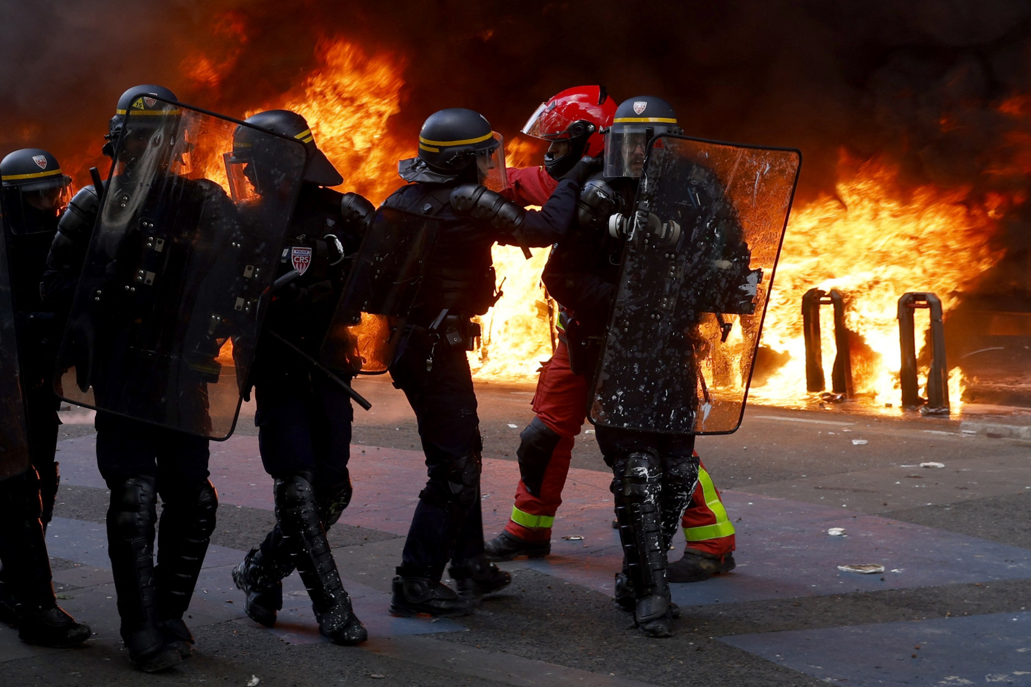 A bicycle-sharing station bursts into flames during the violent demonstrations in Paris ©Getty Images