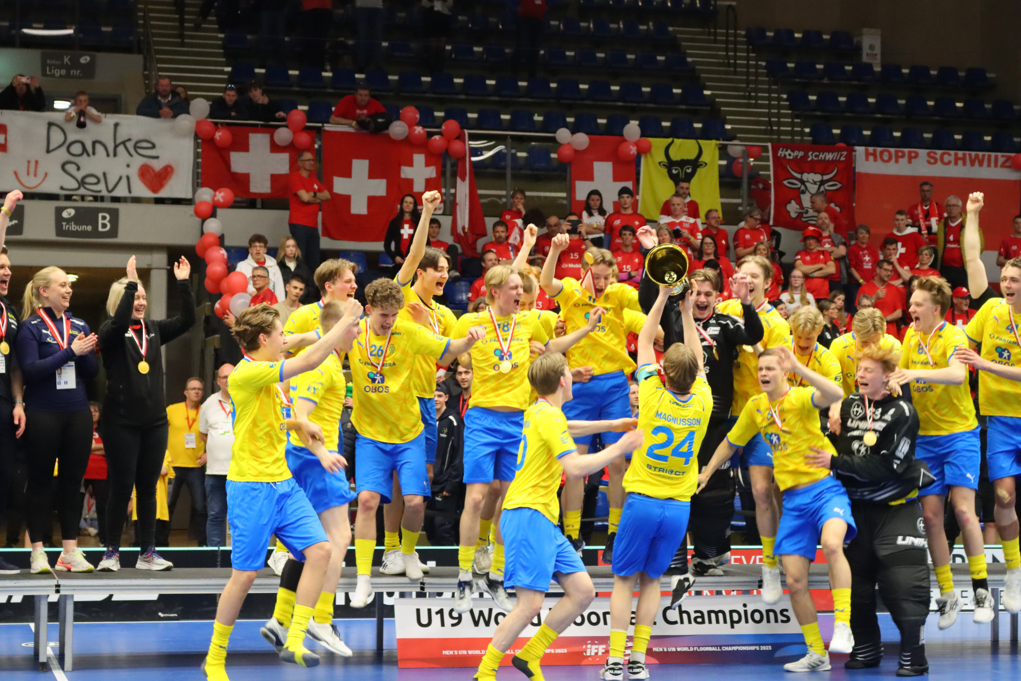 Sweden celebrate after winning the Men's Under-19 World Floorball Championship title, following their 7-4 defeat of Switzerland ©IFF/Flickr