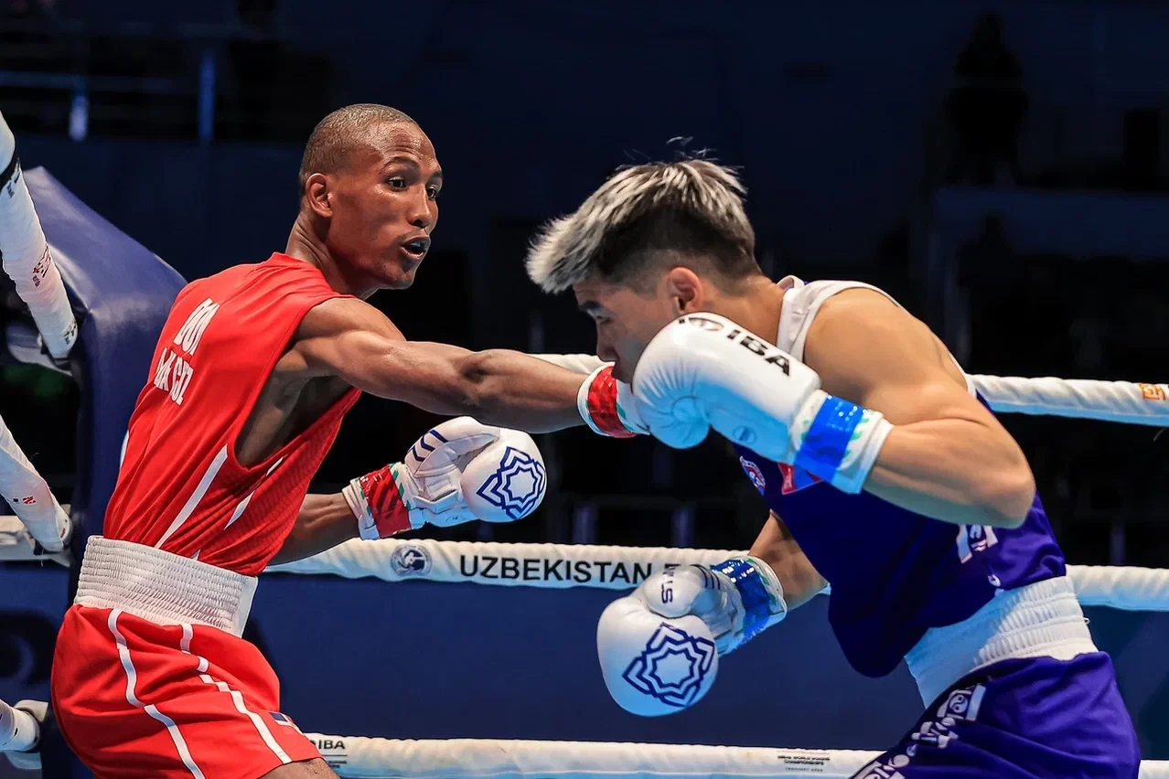 Alexy de la Cruz of the Dominican Republic defeated Tegshjargalyn Enkhtör of Mongolia today ©IBA