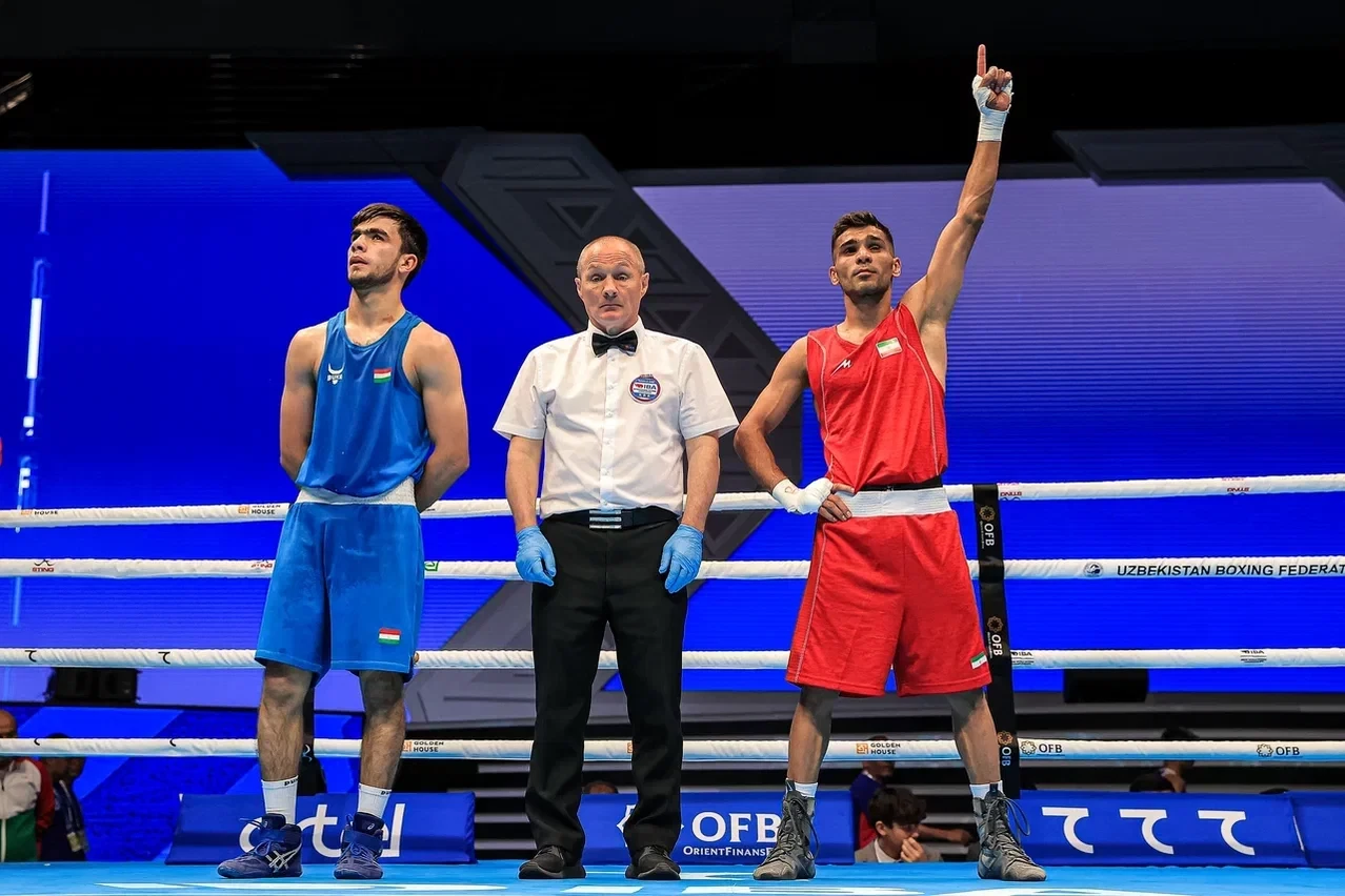Danial Shahbakhsh of Iran, right, was another world bronze medallist who started with a win in Tashkent ©IBA