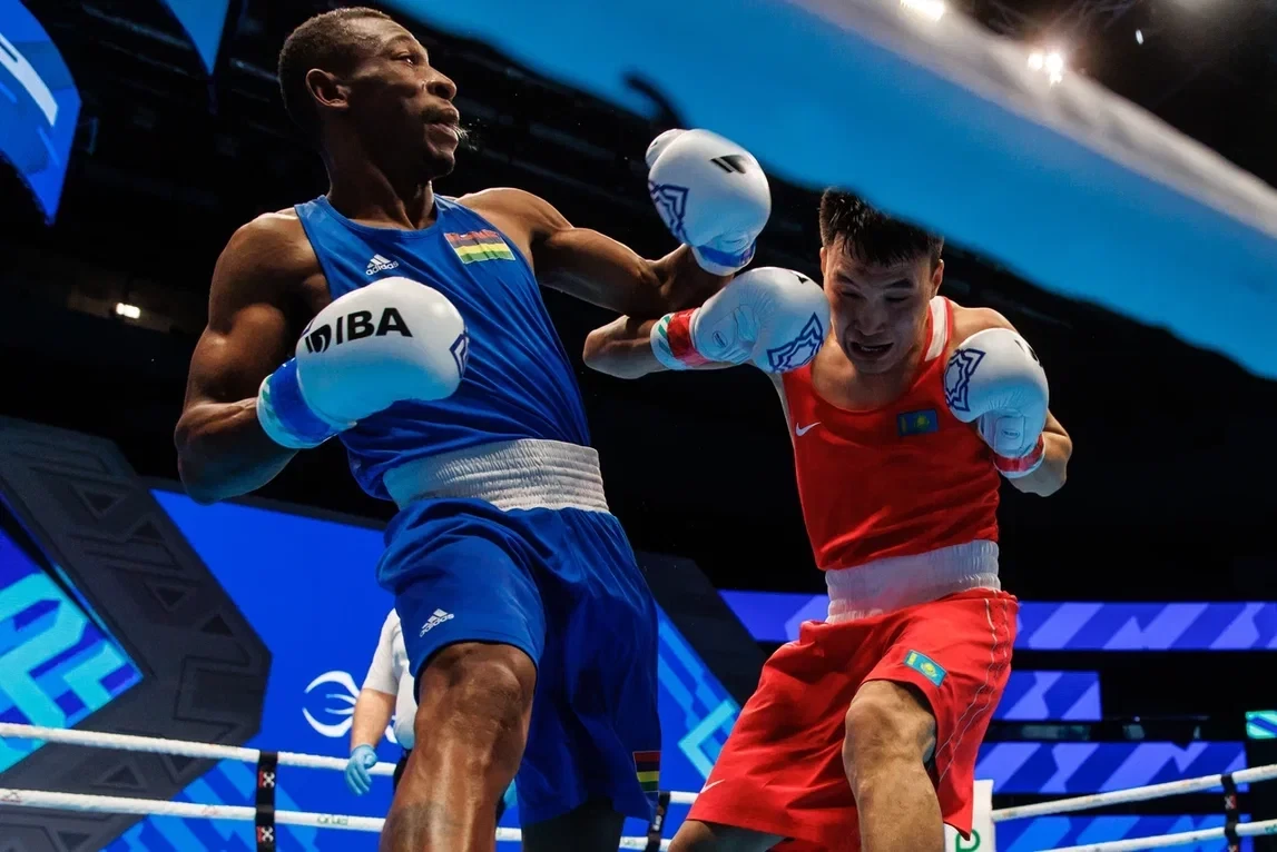 Commonwealth and African medallist Richarno Colin of Mauritius, left, defeated Kazakh boxer Sanatali Toltayev ©IBA