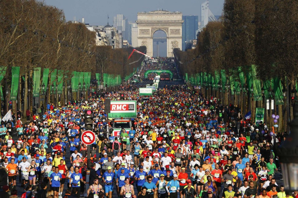 Runners begin the Paris Marathon ©ASO