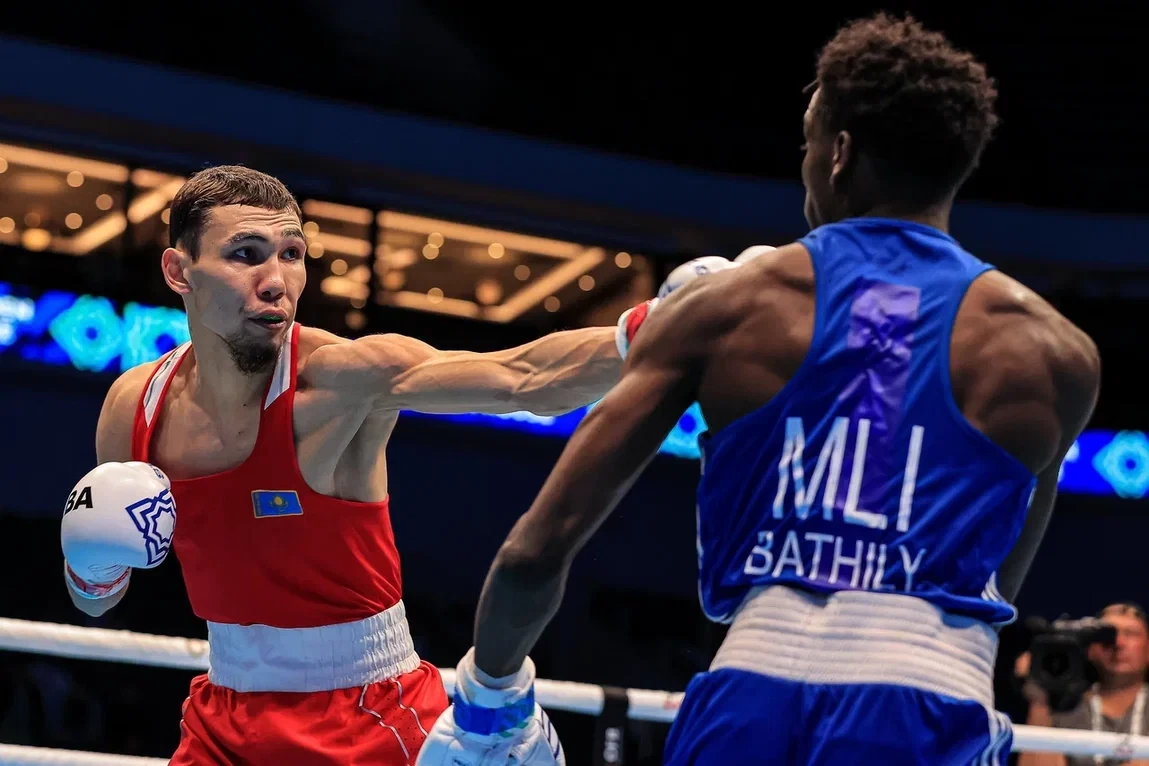 Serik Temirzhanov of Kazakhstan, left, a world and Asian silver medallist, breezed past Abdoul-Karim Bathily of Mali in the featherweight category ©IBA