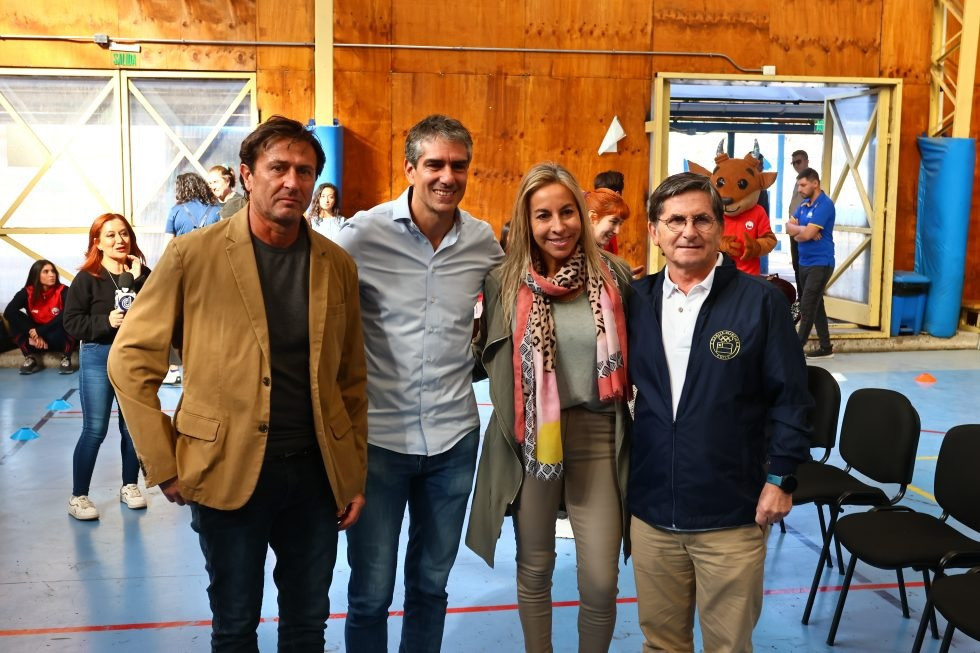 COCH vice-president Aquiles Gómez, right, was present for the launch of La Reina's extracurricular activities programme ©COCH