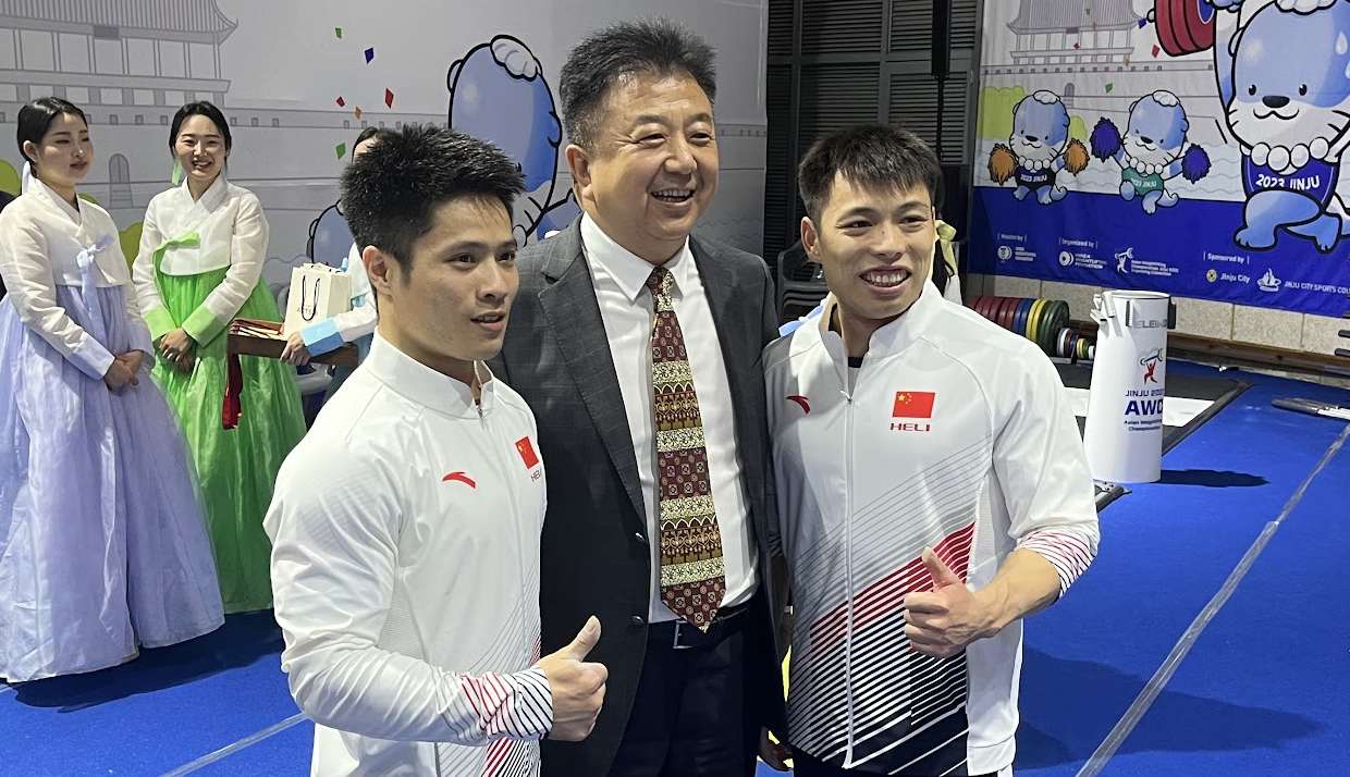 Li left and Chen right, with a Chinese Federation official before the podium ceremony ©Brian Oliver
