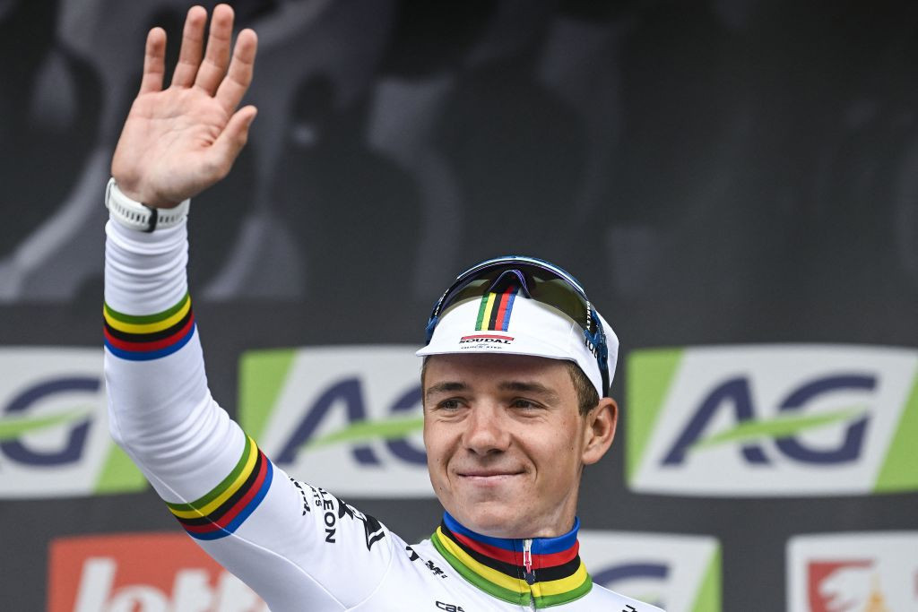  Favourite Evenepoel makes ideal start to Giro d’Italia with time-trial win