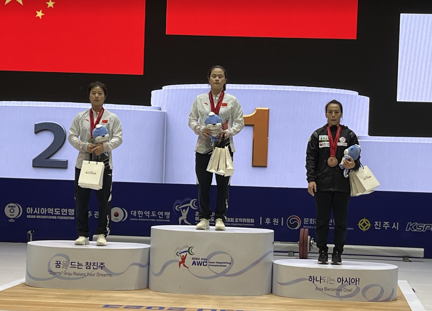 Chinese Taipei's Olympic gold medallist, Kuo Hsing-Chun, right, had to settle for the bronze at the Asian Weightlifting Championships behind Chinse rivals Luo Shifang, centre, and Pei Xinyi, left, who won gold and silver ©AWF
