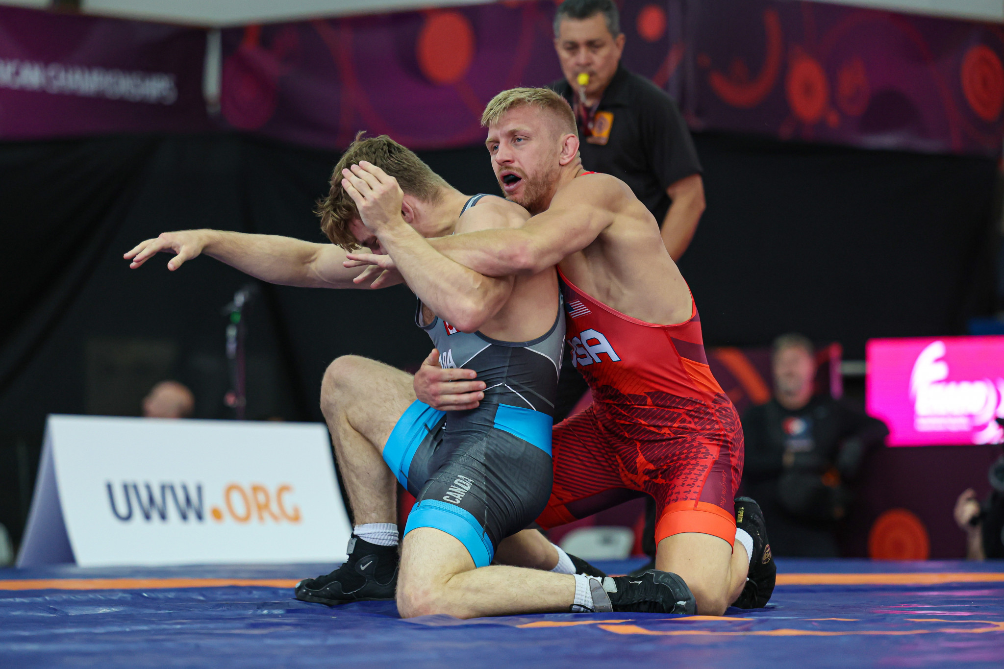 Kyle Dake, right, defended his title in a rematch of last year's final against Franklin Gomez ©UWW