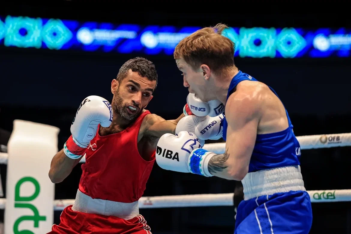 Scottish neutral athlete Aqeel Ahmed, supported by the IBA, left, did well to knock out Yauheni Karmilchyk of Belarus ©IBA
