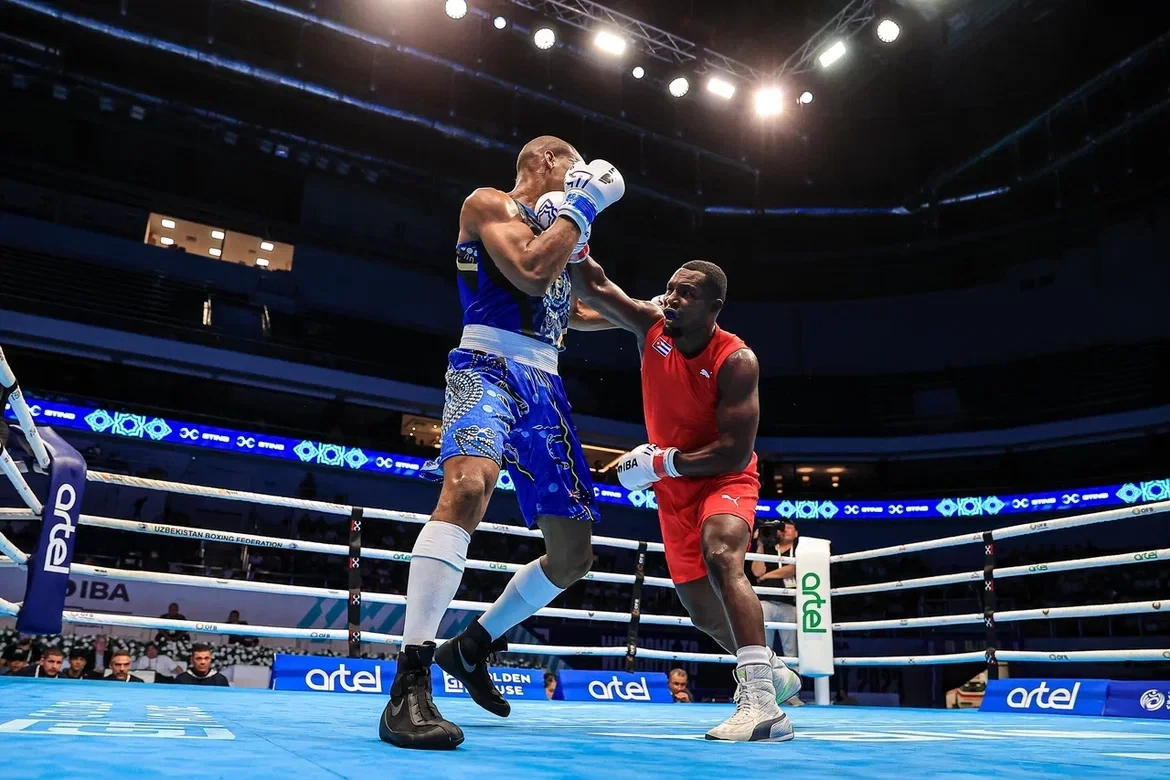 Olympic champion Julio César La Cruz of Cuba, right, impressed against Ikenna Enyi of Australia in the heavyweight category ©IBA