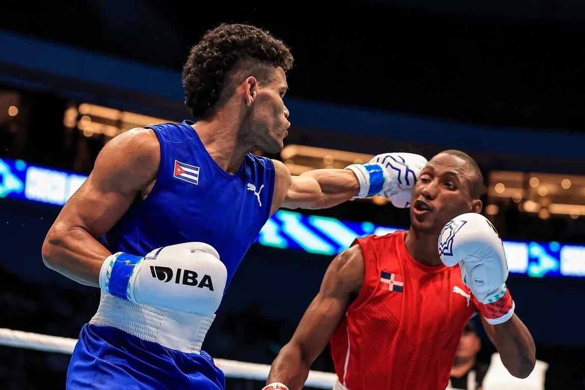Erislandy Álvarez of Cuba, left, knocked out World Championships bronze medallist and top seed Alexy de la Cruz of the Dominican Republic in the lightweight category ©IBA