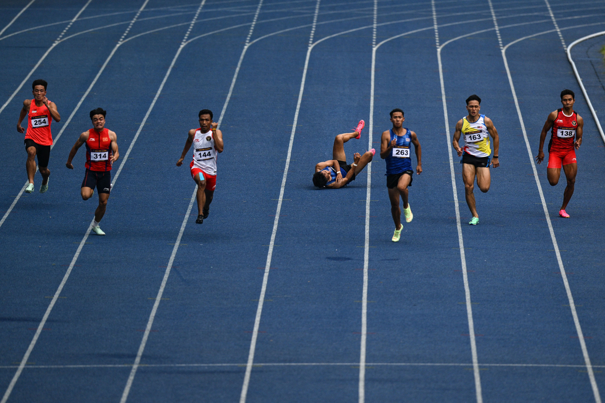 Soraoat Dapbang, third from right, benefitted from Puripol Boonson's fall to win 200m gold ©Getty Images