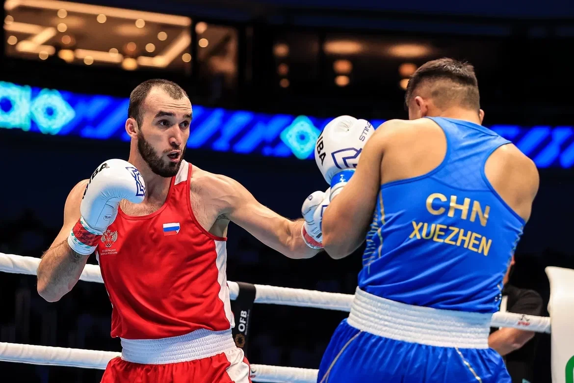 Tokyo 2020 silver medallist Muslim Gadzhimagomedov of Russia, left, eased past Han Xuezhen of China in the heavyweight category ©IBA
