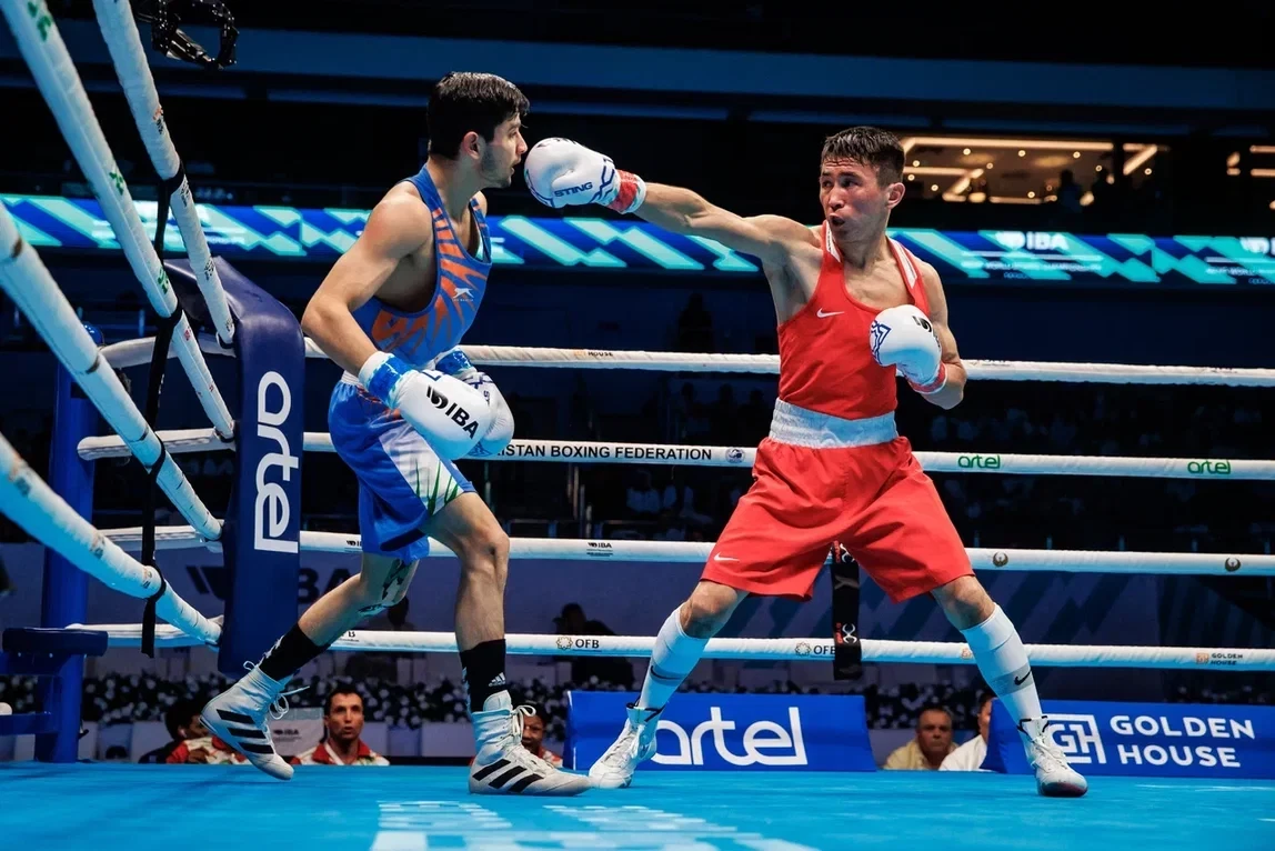 Top seed Makhmud Sabyrkhan of Kazakhstan, right, defeated Sachin Siwach of India in the bantamweight category ©IBA