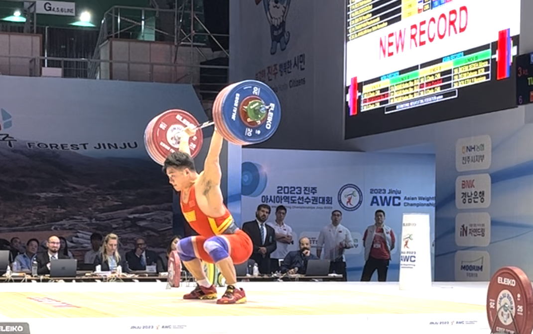 Tian Tao on his way to claiming a clean and jerk world record of 222 kilograms ©Brian Oliver