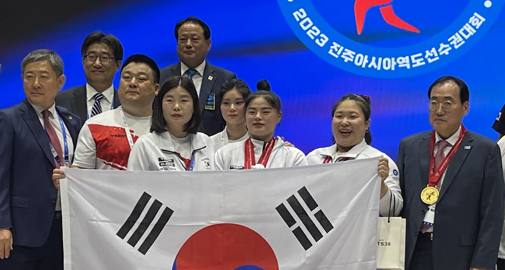 The home Korean delegation were able to celebrate on day six of the Asian Weightlifting Championships ©Brian Oliver