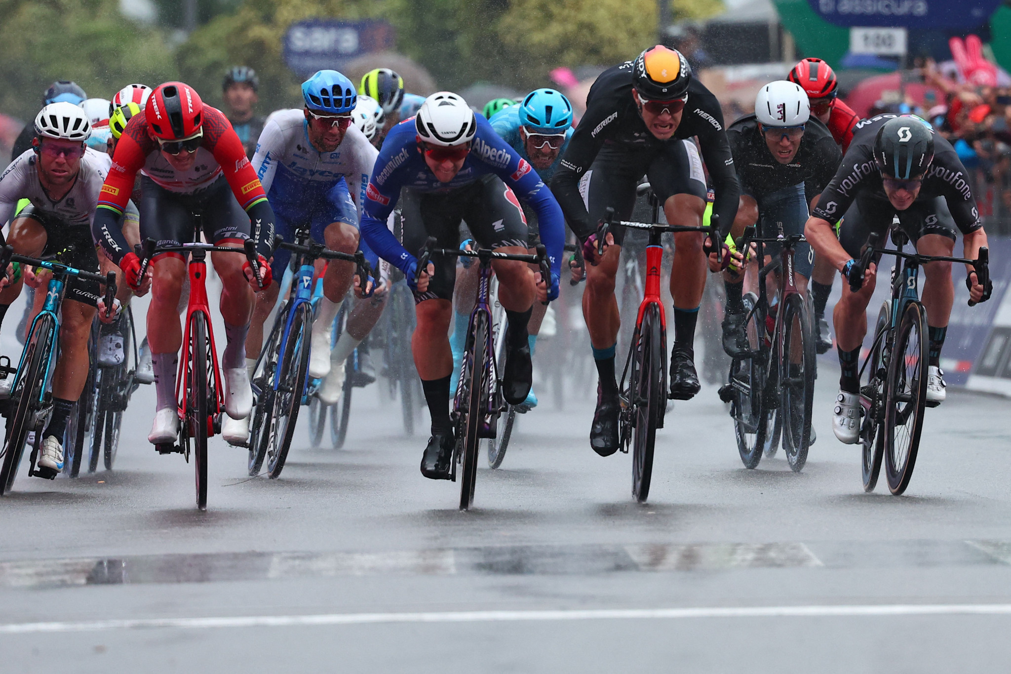 Kaden Groves won his first Giro d'Italia stage in a chaotic afternoon ©Getty Images