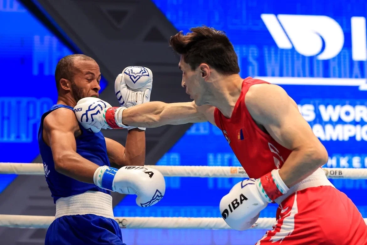 Seventh seed and Asian Games silver medallist Baatarsükhiin Chinzorig of Mongolia, right, defeated Lázaro Álvarez of Cuba in the light welterweight category ©IBA
