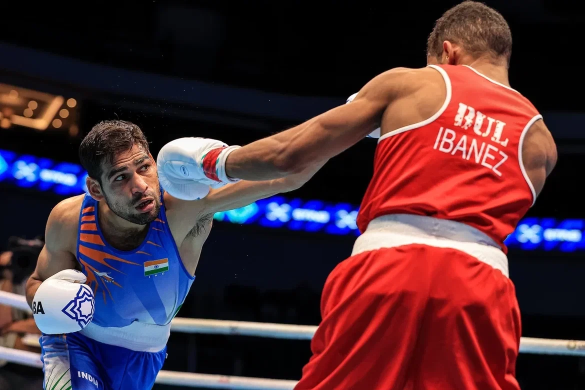 Mohammad Hussamuddin of India, left, sent Bulgarian fifth seed Javier Ibáñez packing in the featherweight division ©IBA
