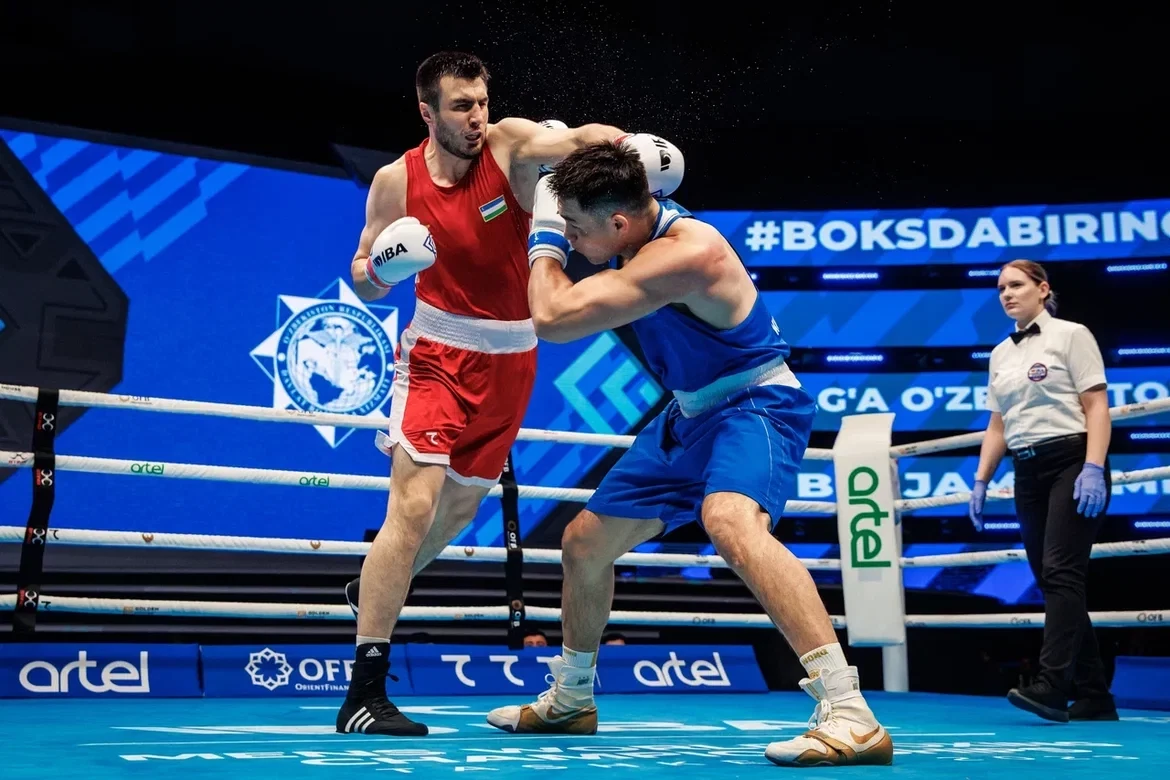 Bakhodir Jalolov of Uzbekistan, left, defeated Kamshybek Kunkabayev of Kazakhstan in the super heavyweight category ©IBA