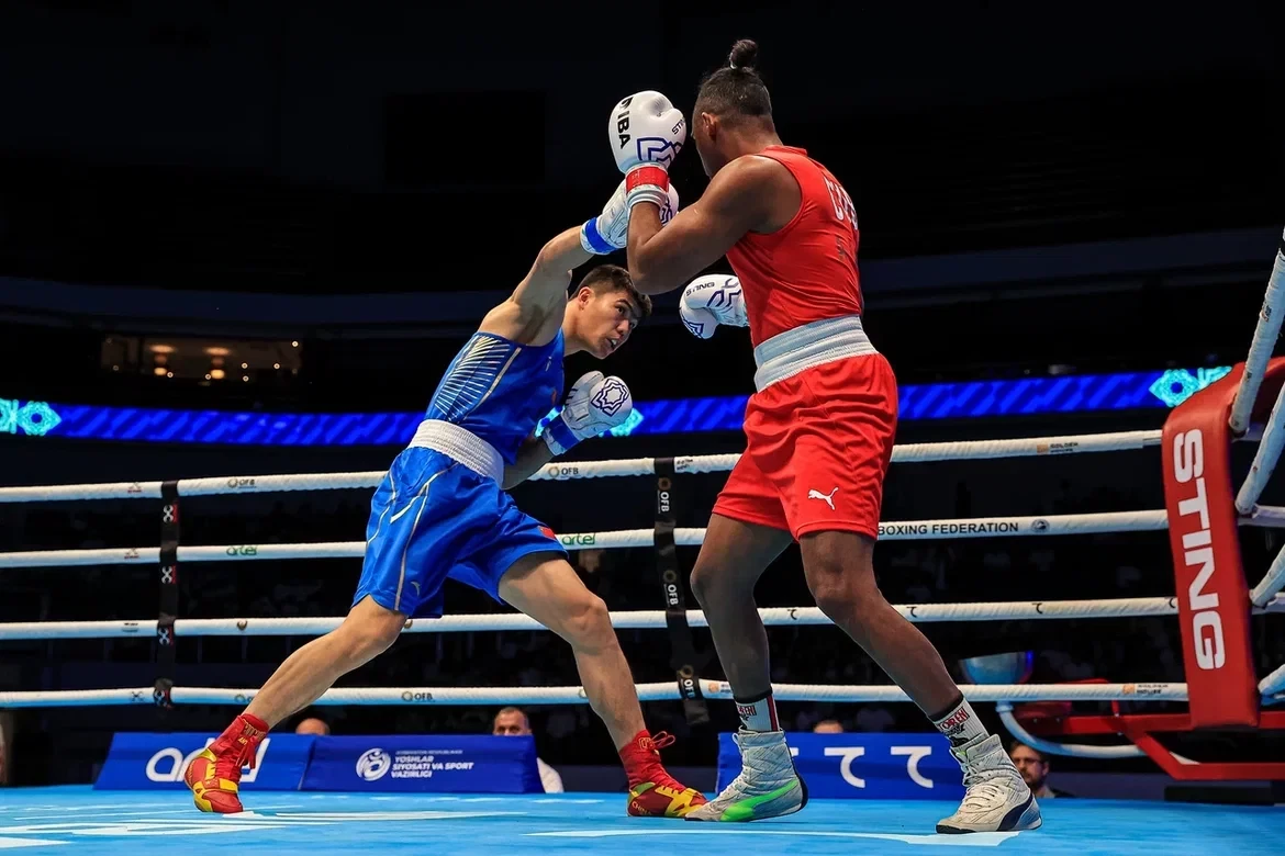 Tokyo 2020 light heavyweight gold medallist Arlen López of Cuba lost to Tuohetaerbieke Tanglatihan of China, left, in the light heavyweight class ©IBA