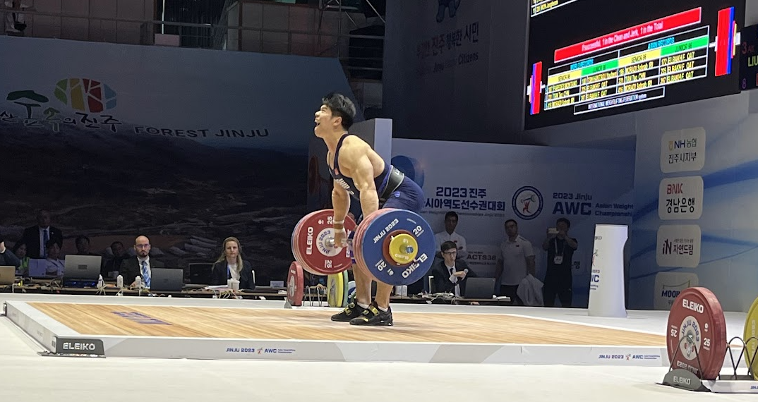 Liu Huanhua tries and fails with a clean and jerk of 223 kilograms at the Asian Weightlifting Championships ©Brian Oliver