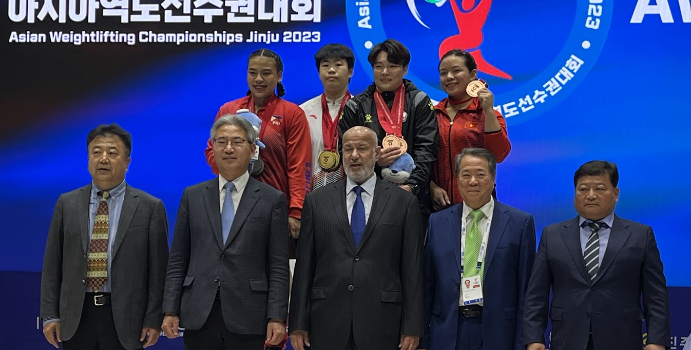 Al Mana at a podium ceremony with China's world record breakers and Chinese Weightlifting Association officials ©Brian Oliver