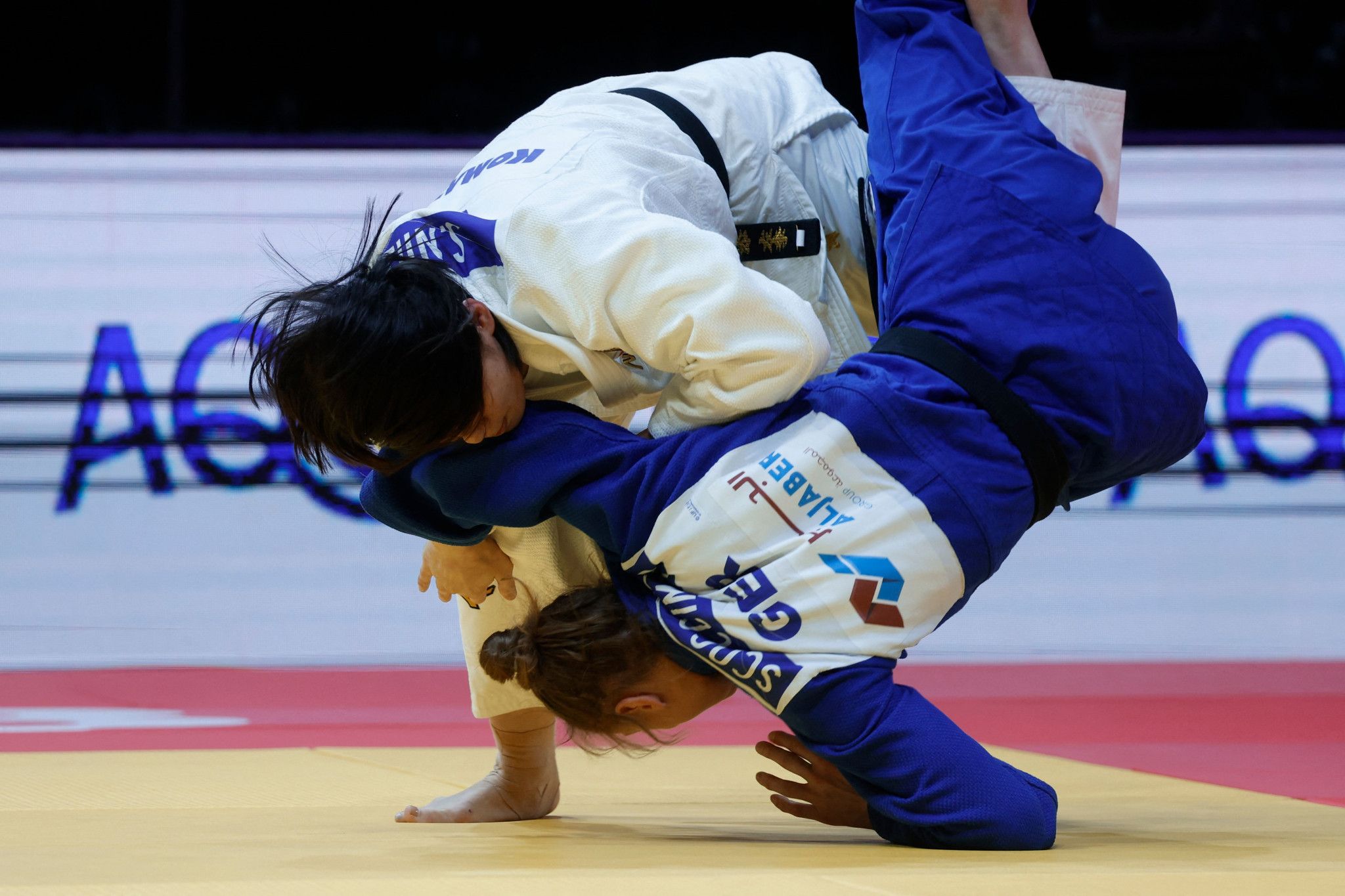 Germany’s Giovanna Scoccimarro is sent crashing following a brilliant throw by Japan's Saki Niizoe in the women's under-70kg final ©Getty Images