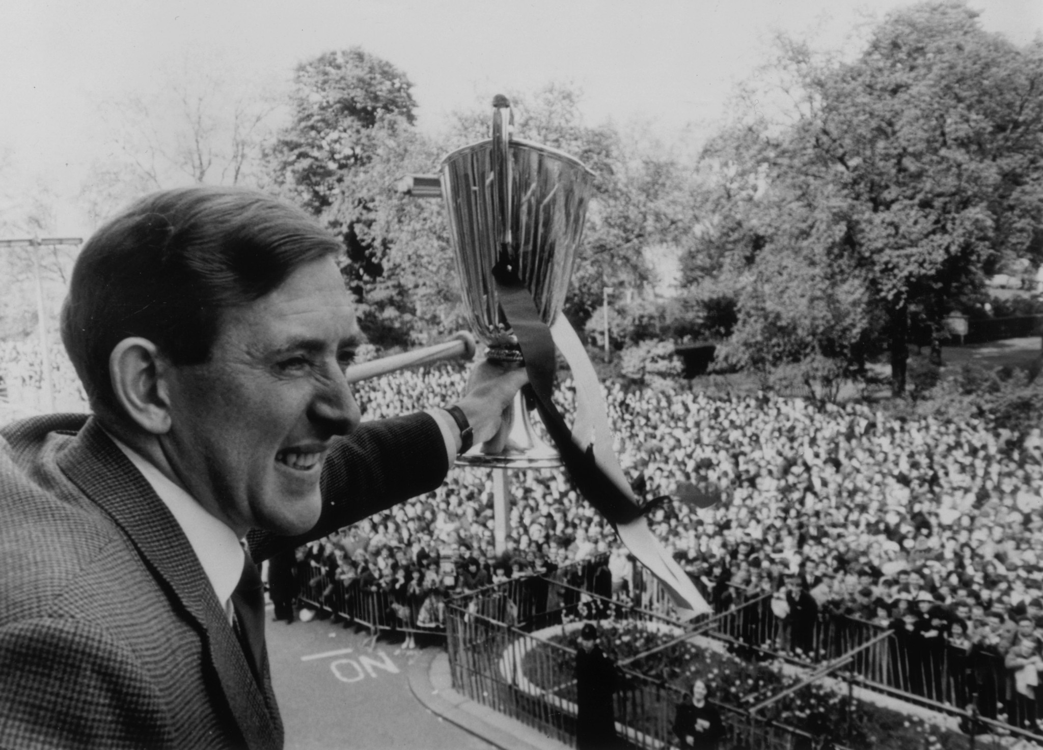 Nearly 150,000 are said to have welcomed Spurs home with the trophy in 1963 ©Getty Images
