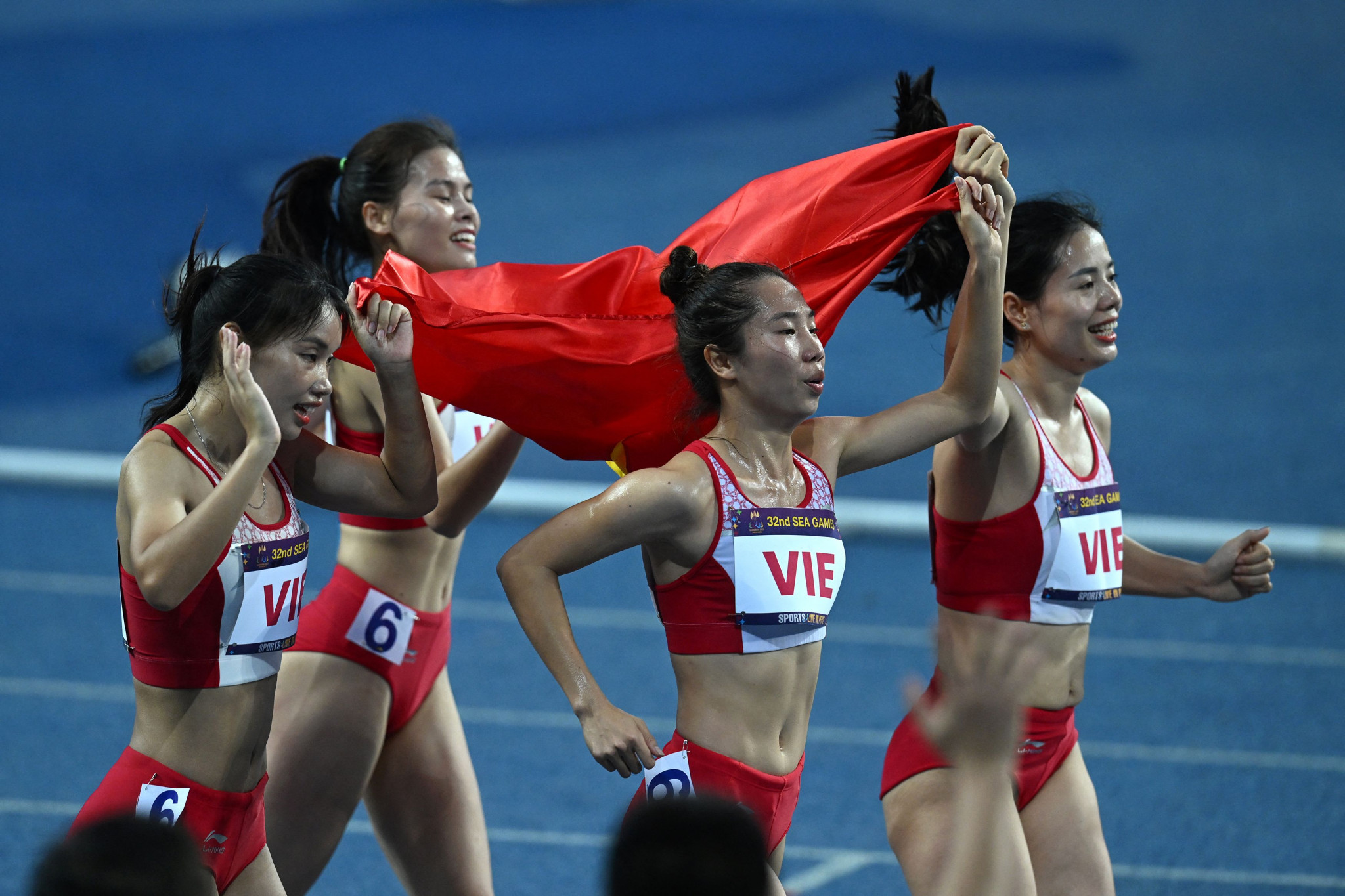 Vietnam celebrate winning the women's 4x400 metres relay title ©Getty Images