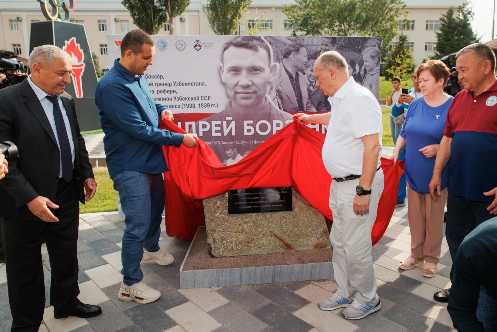 IBA President Umar Kremlev, left, unveiled a foundation stone to honour former Soviet boxer Andrei Borzenko ©IBA