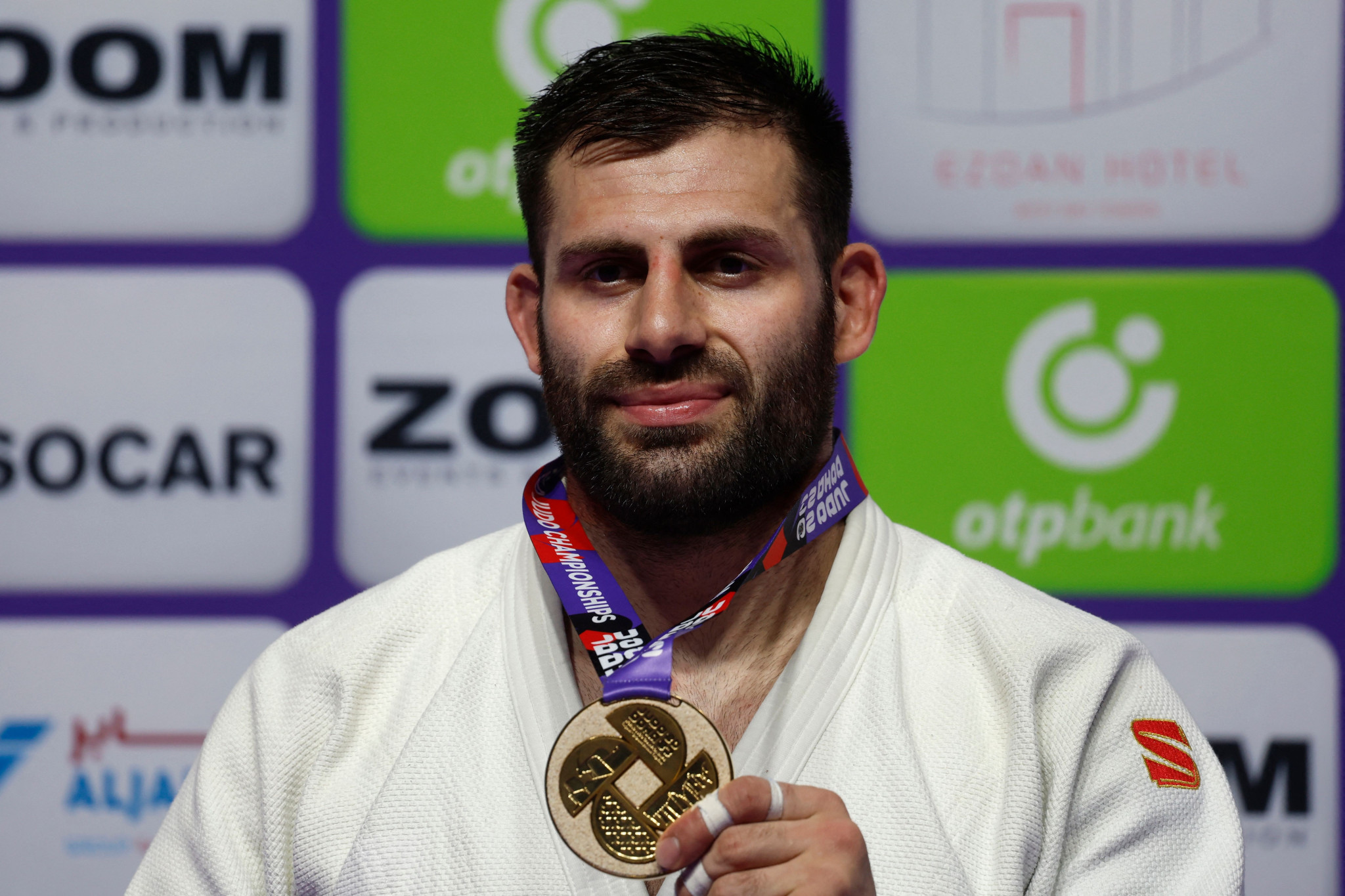 Russian judoka Arman Adamian received the gold medal before the IJF anthem was played and the Doha 2023 flag was raised ©Getty Images