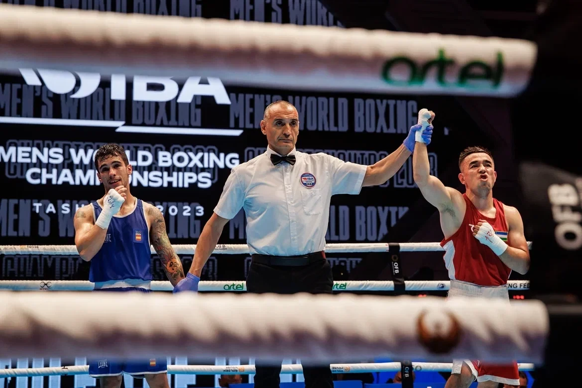 Hasanboy Dusmatov of Uzbekistan, right, defeated second seed Martín Molina of Spain in the flyweight semi-final ©IBA