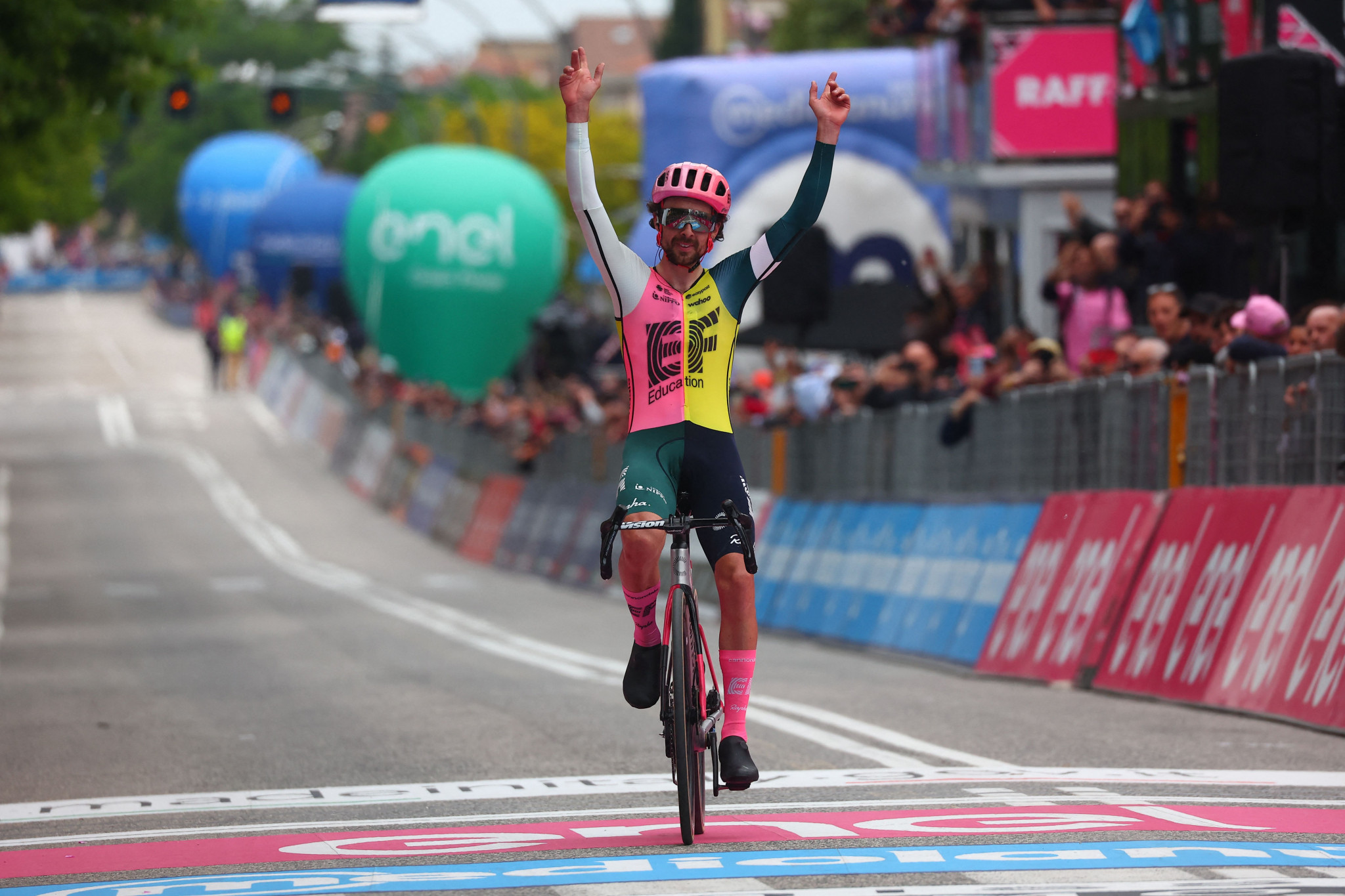Ben Healy celebrates after winning stage seven of the Giro d'Italia in Fossombrone ©Getty Images  