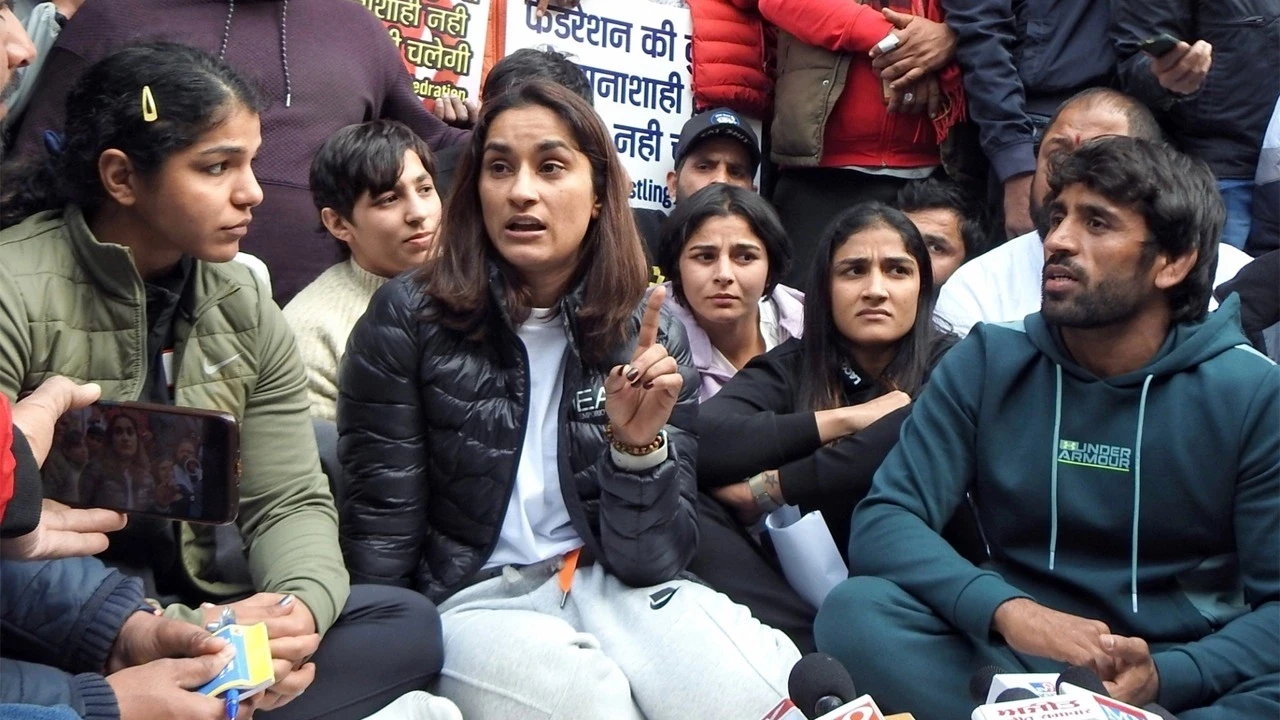 Asian Games gold medallist Vinesh Phogat, centre, has bemoaned the lack of support from senior Indian politicians for the wrestlers protests ©Getty Images