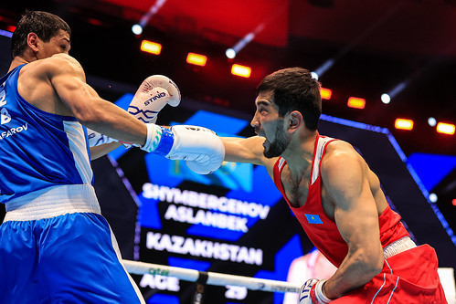 Aslanbek Shymbergenov, in red, won IBA Men's World Boxing Championships gold at light-middleweight for Kazakhstan ©IBA