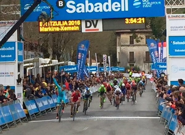 Luis León Sánchez won the opening stage of the Vuelta al Pais Vasco ©Astana/Twitter