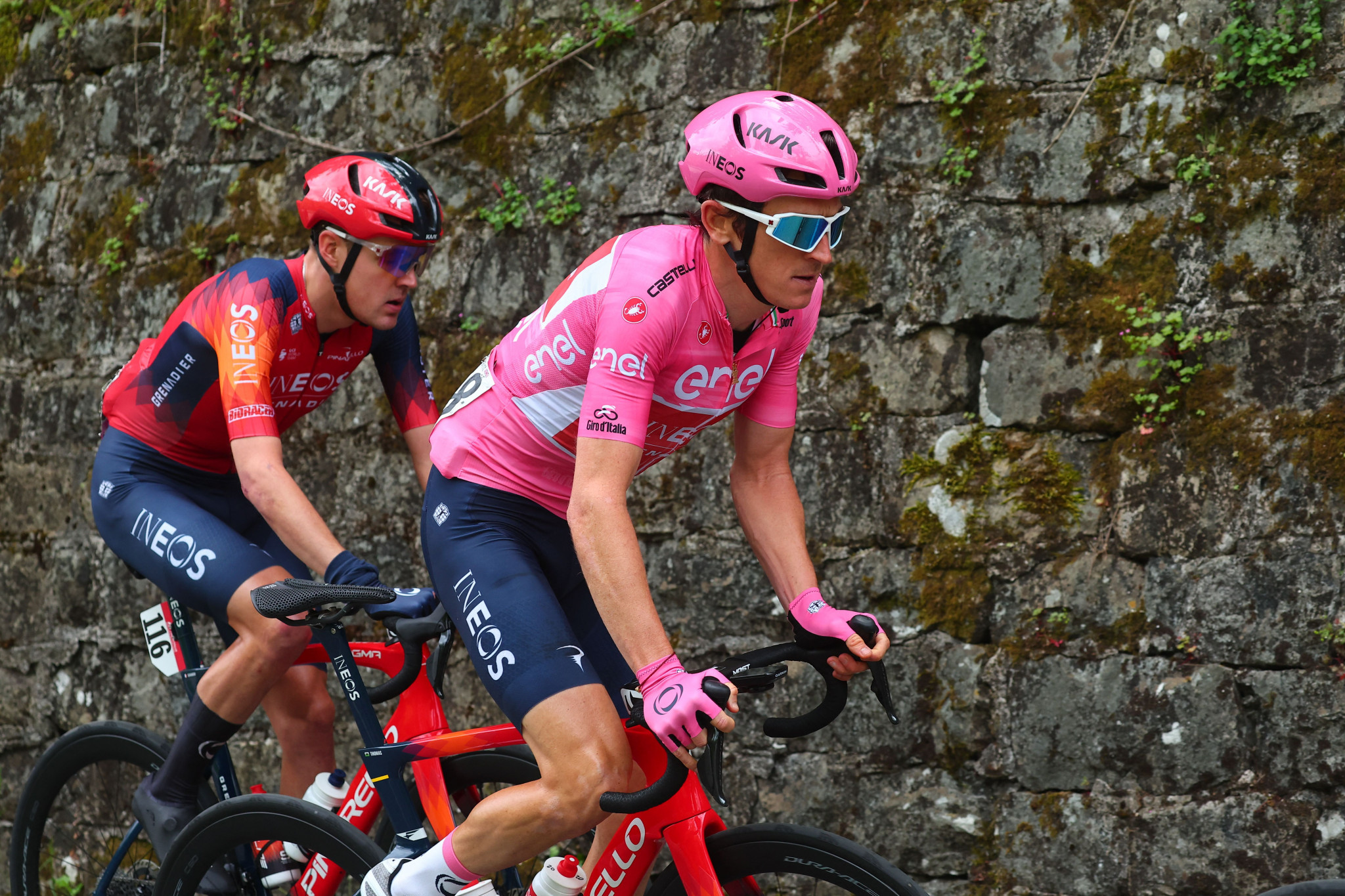Overall race leader Geraint Thomas was able to remount and continue after a crash which put team mate Teo Geohegan Hart out of the Giro d'Italia ©Getty Images