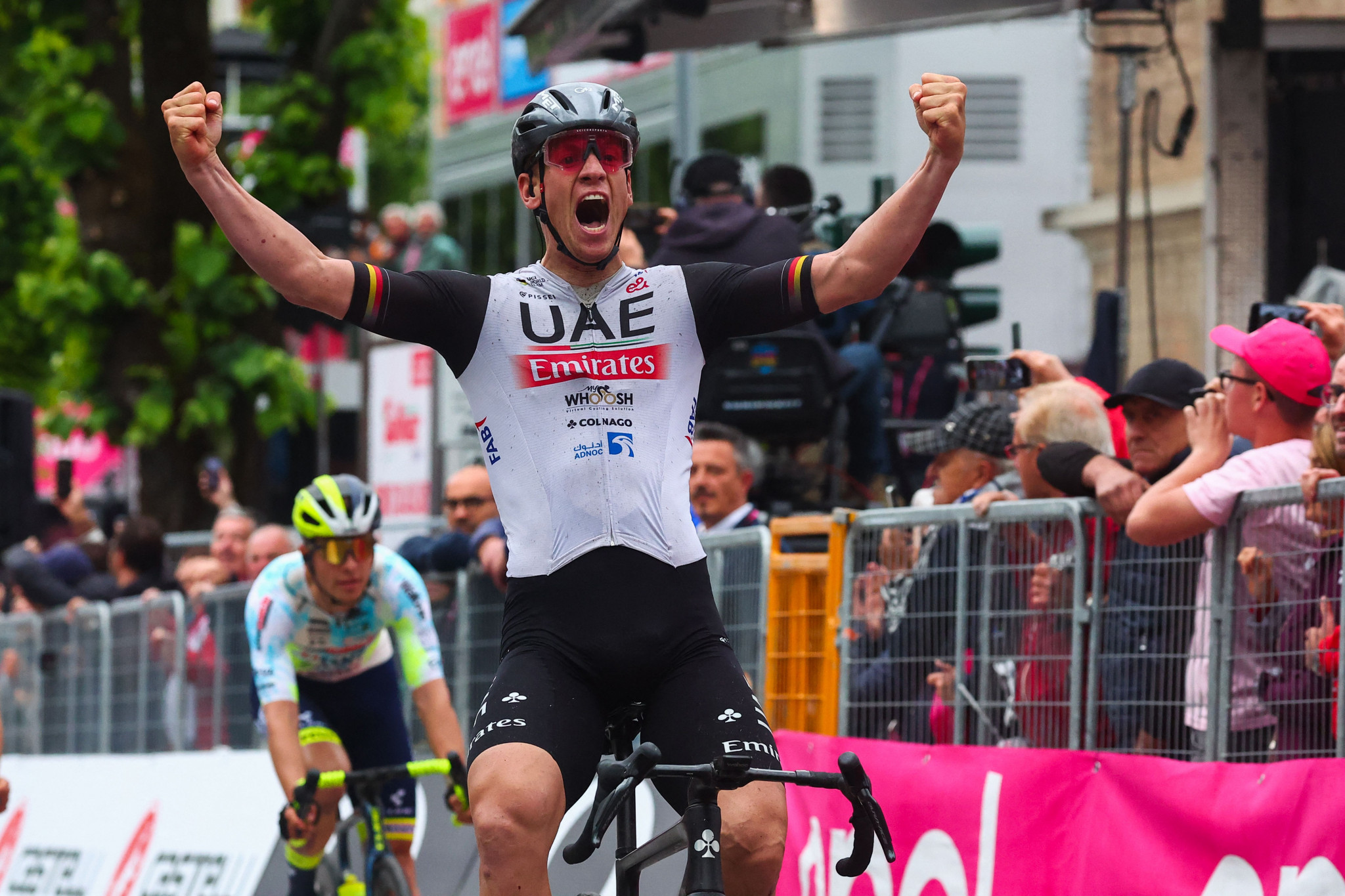 Geoghegan Hart forced out of Giro d’Italia by crash as Thomas retains lead 