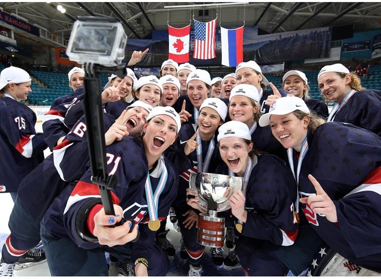 The United States secured their third straight world title with a narrow 1-0 victory over Canada ©IIHF