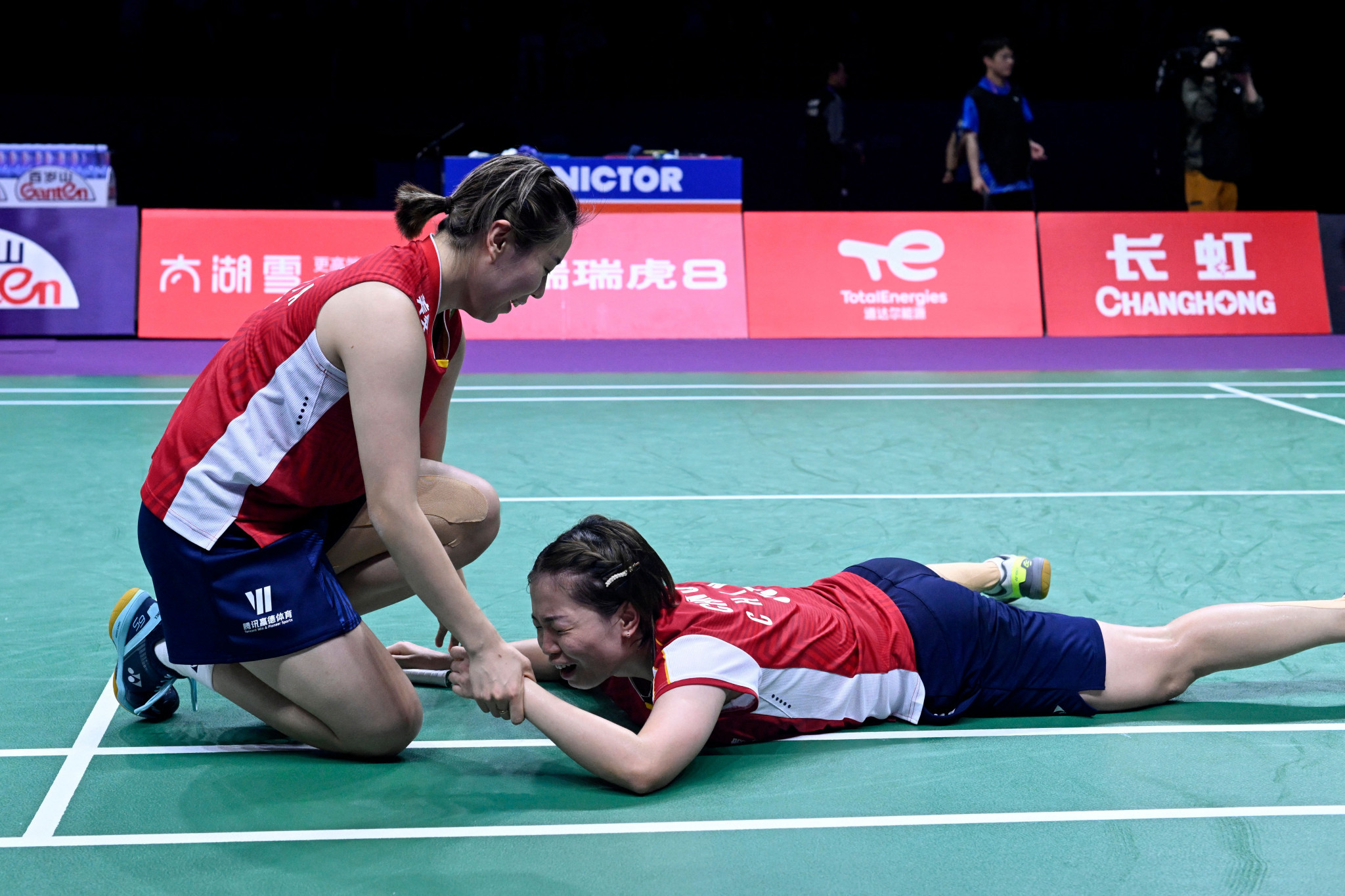 Chen Qingchen, right, and Jia Yifan, left, won the deciding women's doubles match to seal China's place in the Sudirman Cup final ©Getty Images