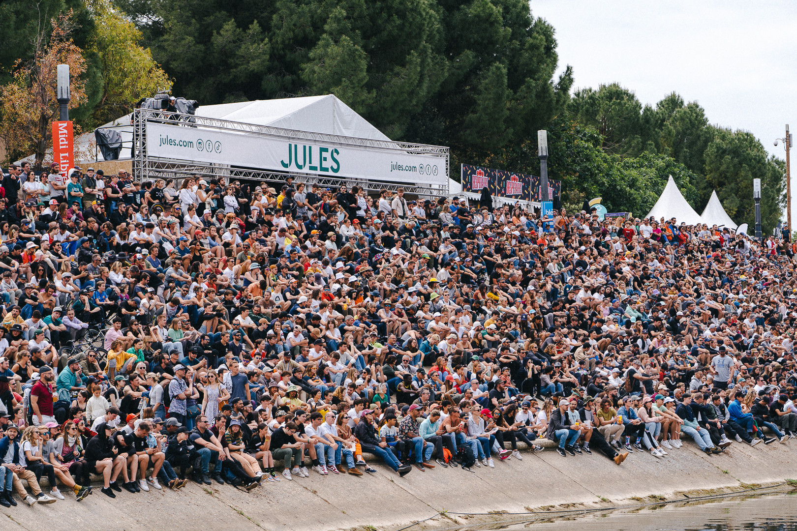 Crowds arrived in their masses for the morning before rain came down again in the afternoon, although not as heavy as yesterday's downpour ©Hurricane-FISE
