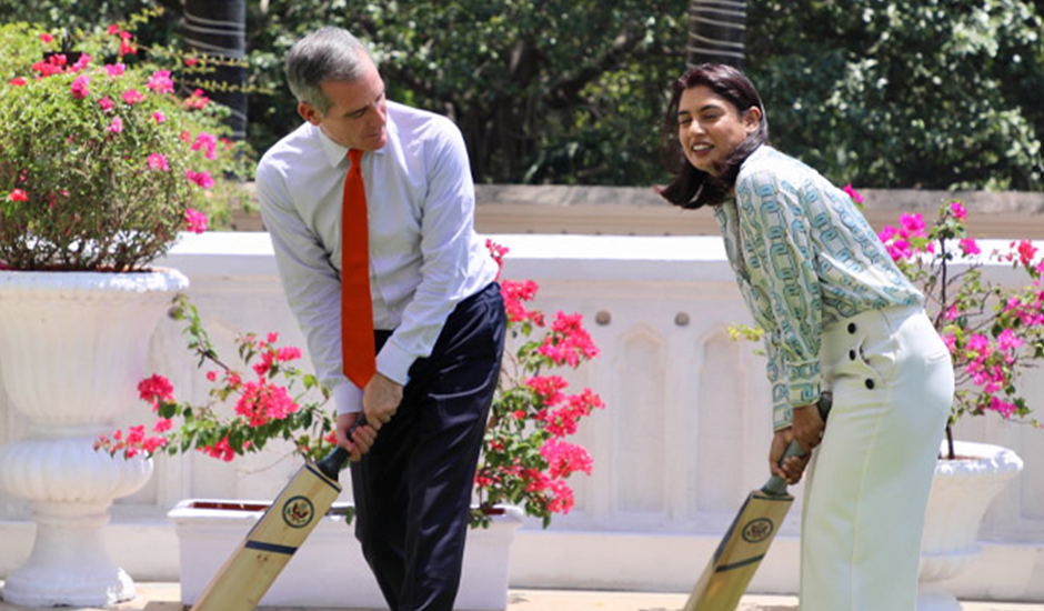 Eric Garcetti, US Ambassador to India, gets a cricket lesson from recently retired Indian women's team star Mithali Raj ©USAmbIndia Twitter