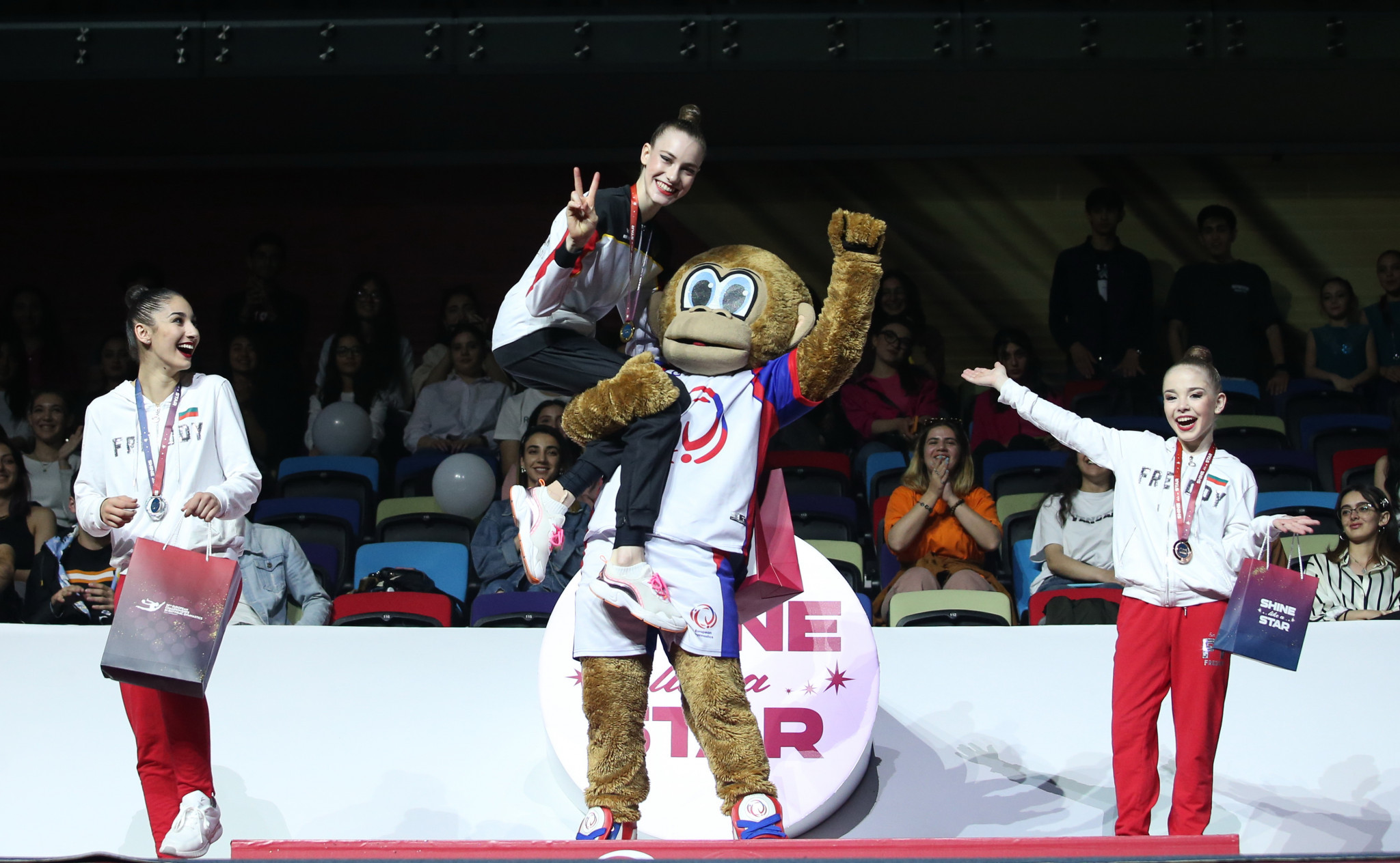 Mascot Luigi was celebrating Darja Varfolomeev of Germany after she won the ribbon final ©AGF
