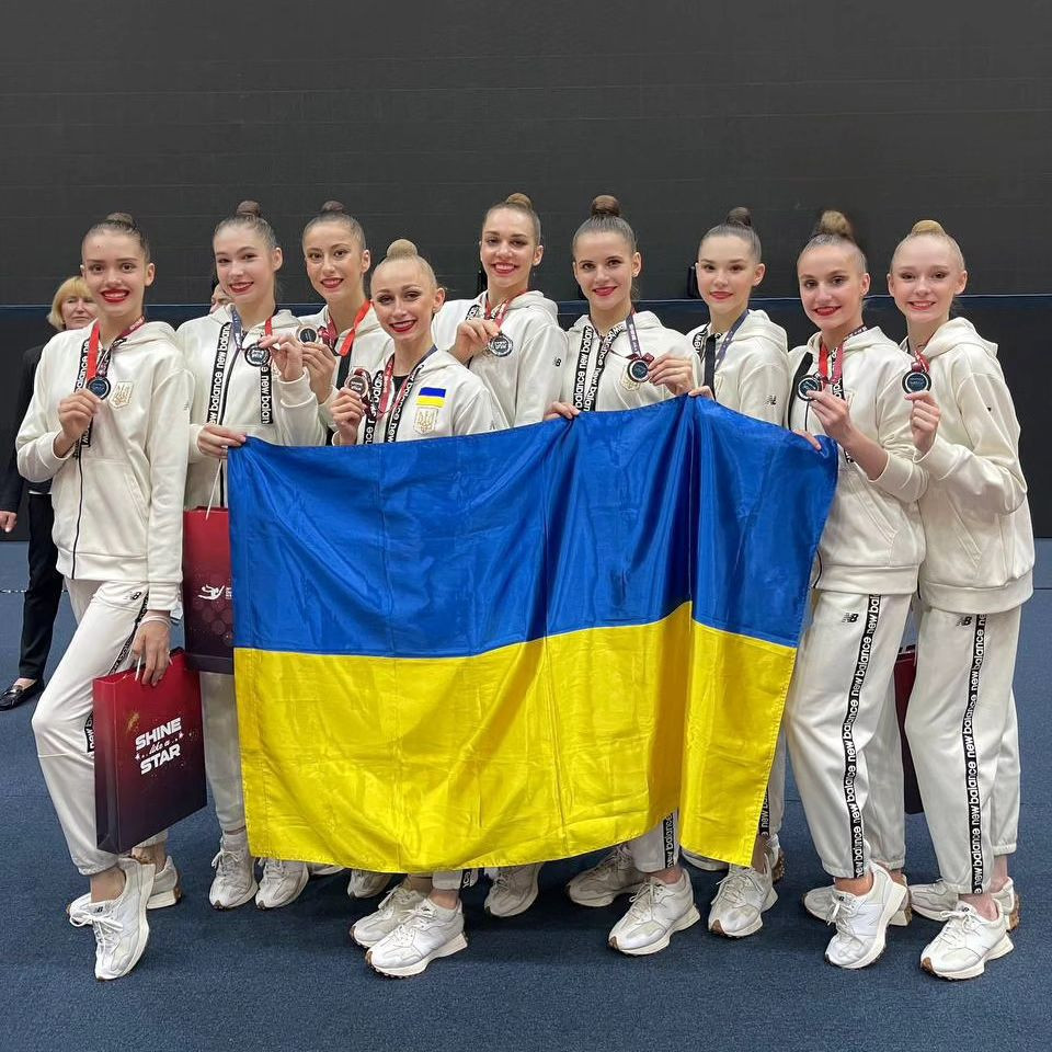 The Ukrainian team celebrated with their flag after the tournament ©URGF
